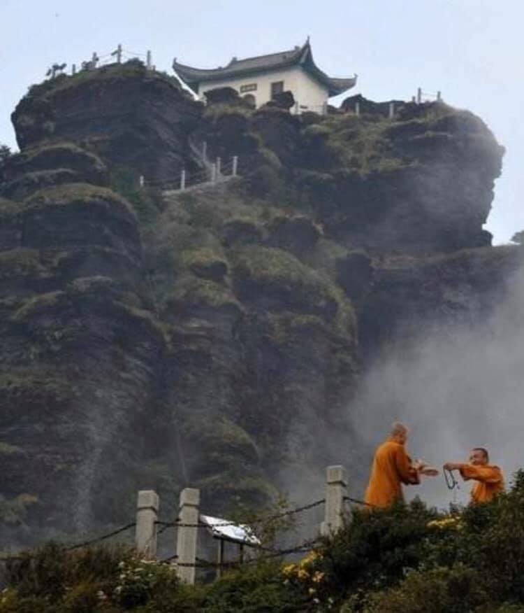 雲を越え天を衝く岩山の天辺に建つ寺院！武陵山脈の主峰・梵浄山(李さん特別編)
